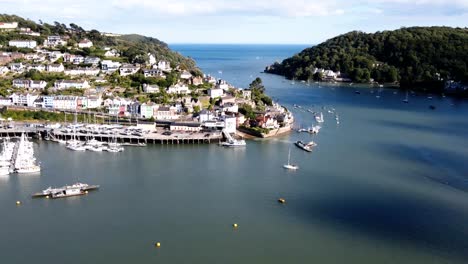 Hiperlapso-De-Vuelo-De-La-Ciudad-Costera-De-Dartmouth-Con-Estacionamiento-De-Veleros-En-El-Puerto-Y-La-Desembocadura-Del-Río-Dart,-Reino-Unido