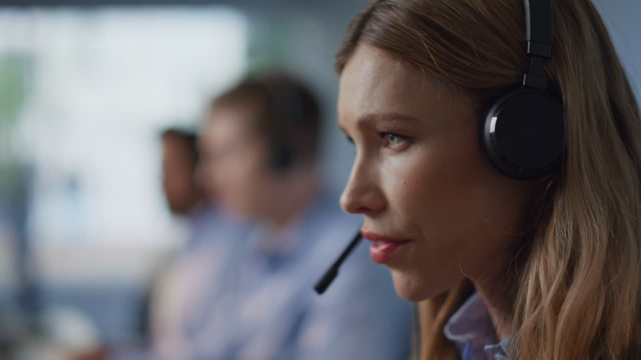 Primo piano di colleghi che lavorano in un call center e guardano i computer in un ufficio open space