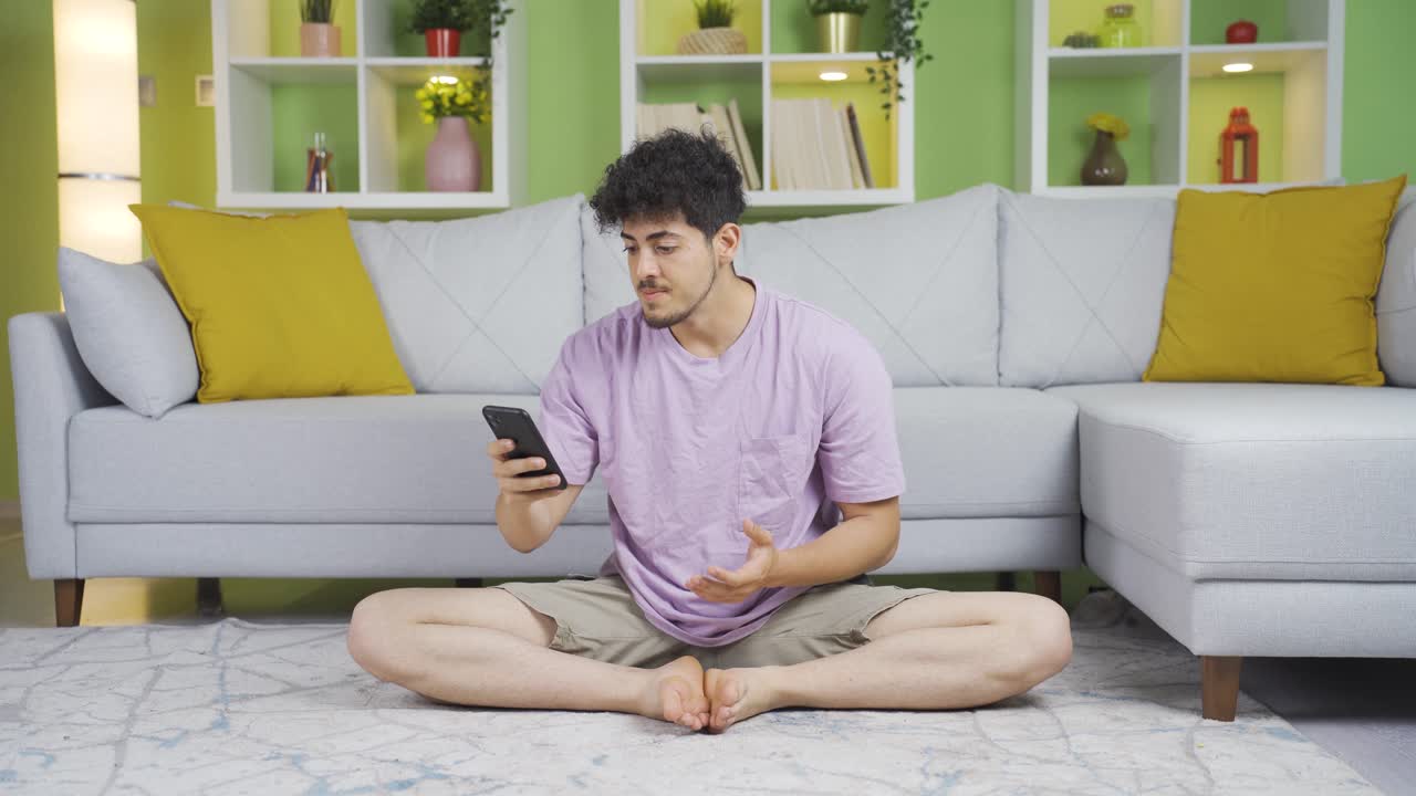 나쁜 소식을 듣고, 그 청년은 화를 내고 우울해집니다.