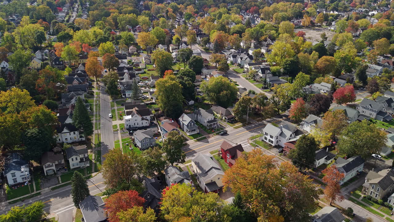 Vista aerea di un quartiere residenziale negli Stati Uniti con case, strade alberate e fogliame autunnale colorato in una giornata di sole