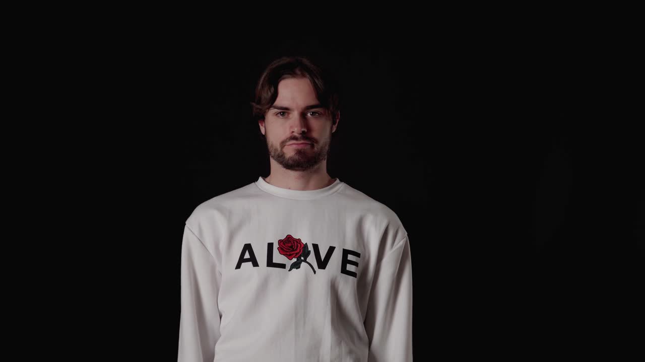 실망, 놀람의 부족, 넓고 검은 배경을 표현하는 트렌디한 청년