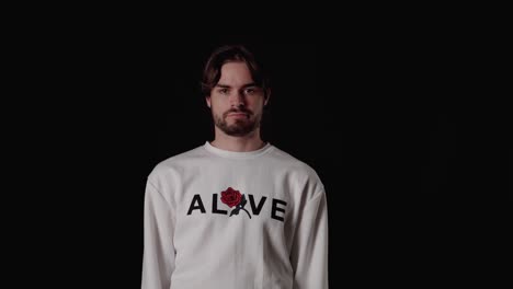 joven de moda que expresa decepción, falta de sorpresa, amplio fondo negro