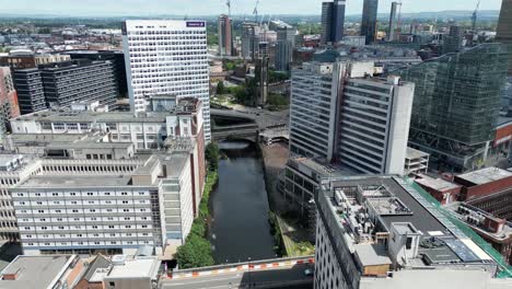 Luftdrohnenflug-über-Den-Fluss-Irwell-Im-Stadtzentrum-Von-Manchester-Mit-Den-Umliegenden-Dächern-Und-Gebäuden-Darunter