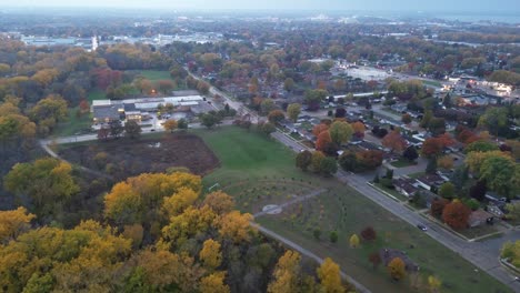 vista aérea de la bahía verde de wisconsin baird creek parque borde de la ciudad