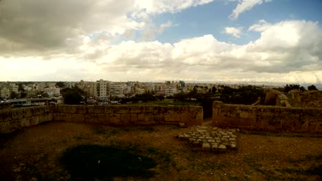 desde las murallas de una fortaleza medieval se puede ver la moderna ciudad de famagusta.