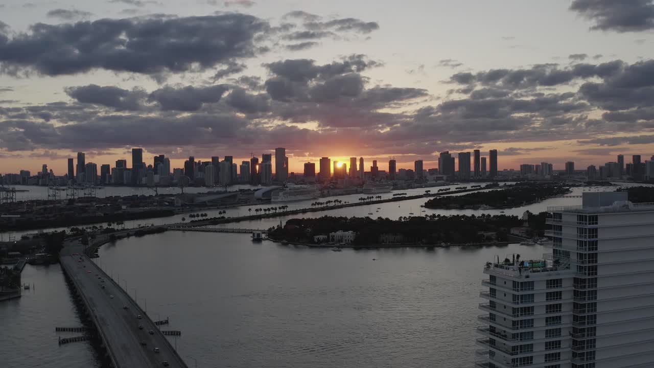 bellas imágenes descendentes del cielo anaranjado y el sol detrás de los rascacielos de miami en los estados unidos