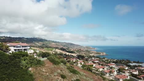 Palos-Verdes-California-Vista-Aérea-Casas-En-Colinas-Línea-Costera-Supervisando-El-Océano-Hermosas-Casas-Tecnología-Cielo-Azul-Agua