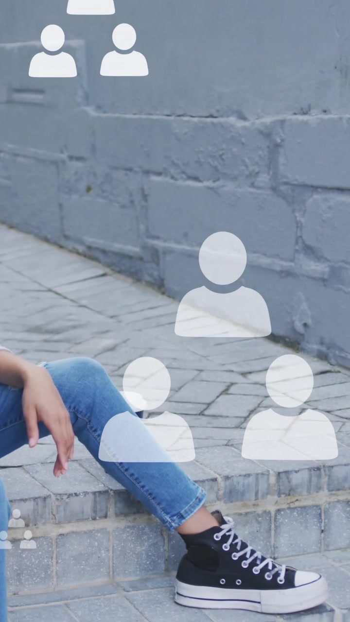 Animación de iconos de redes sociales sobre mujer usando un smartphone