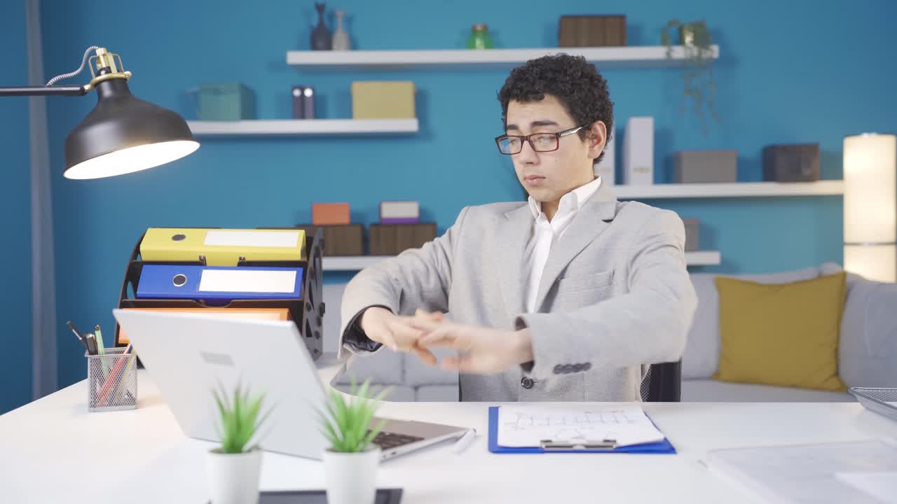 행복하고 재미있는 소년은 성공적인 사업가가 되는 꿈을 꾸고 있습니다. 직업 개념. 꿈꾸는 사람.