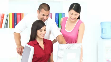 Businesswoman-giving-a-presentation-to-her-colleagues