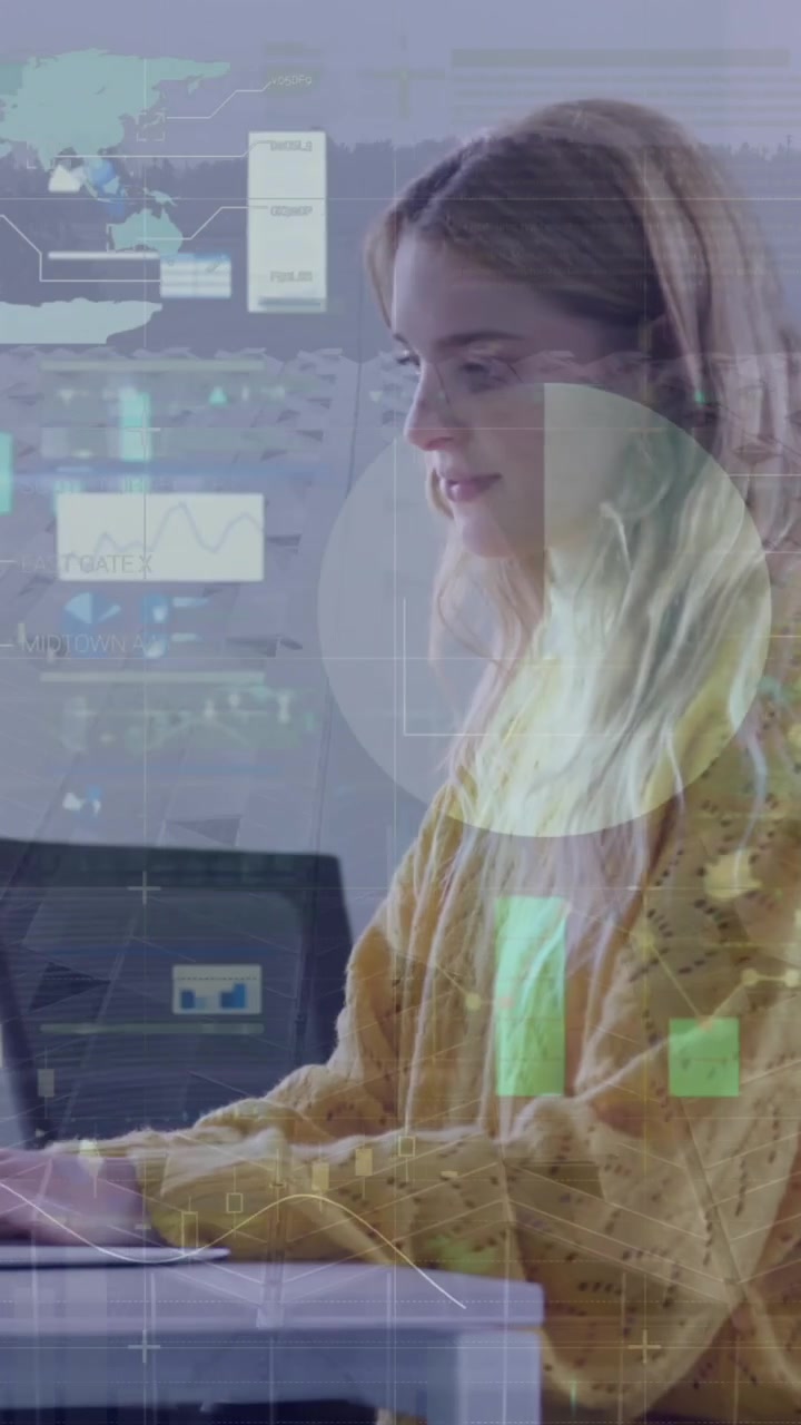 Animazione di interfaccia infografica, vista aerea di pannelli solari e una donna caucasica che lavora al laptop