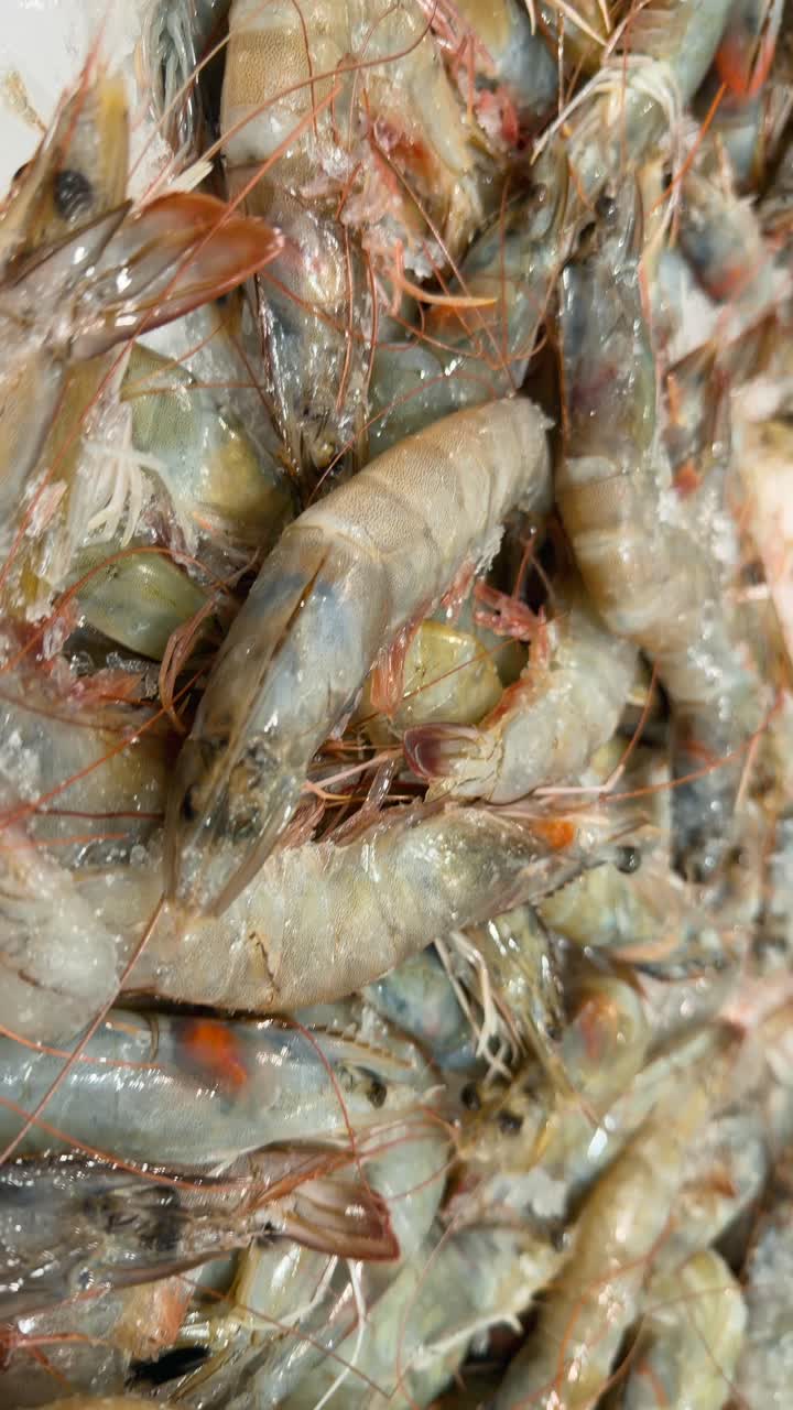 Udang segar dan udang galah dipajang di atas es di pasar