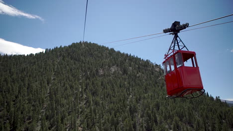 Góndola-Roja-Pasando-Por-Góndola-Subiendo-Montaña