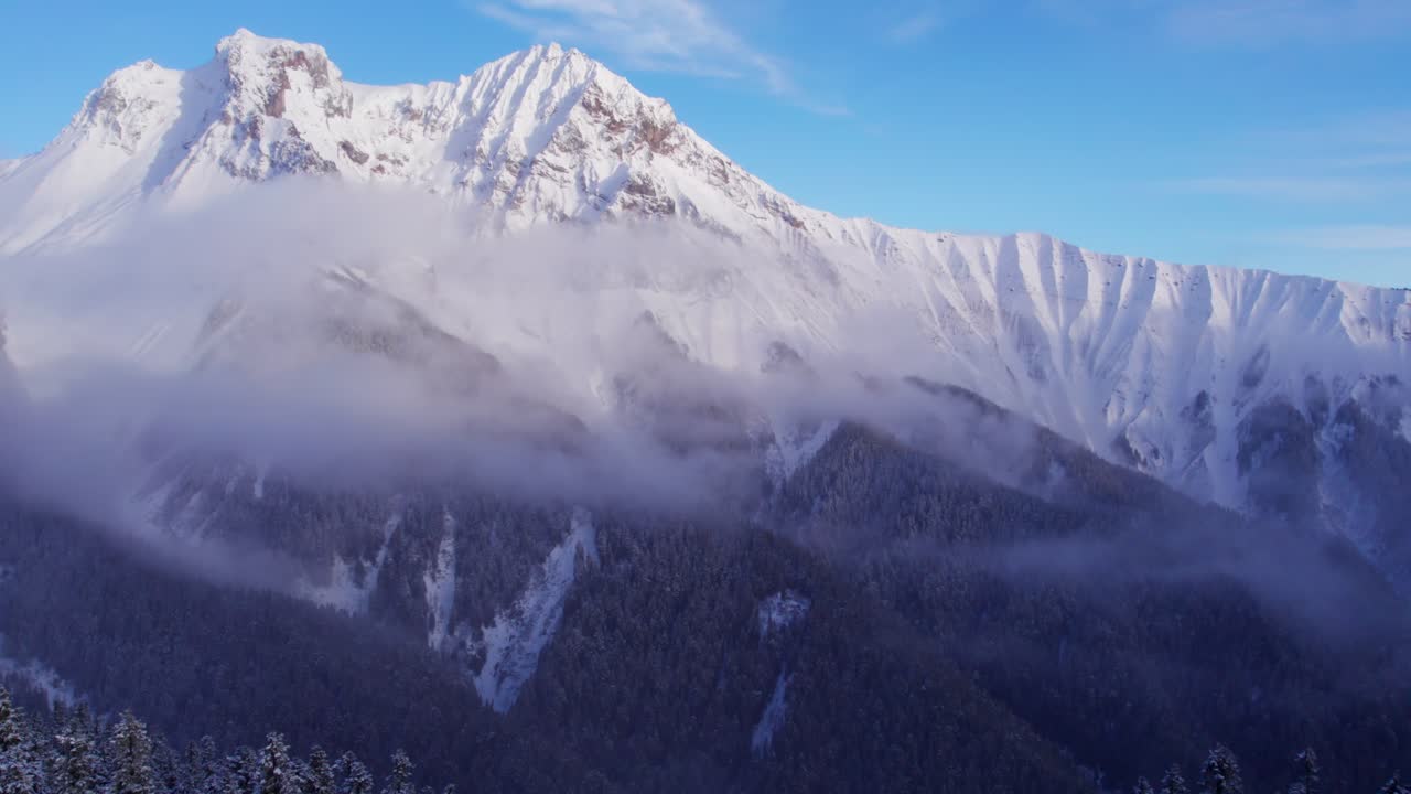 Una vista drone del Monte Garibaldi e della cresta, così come del picco Atwell. Scattata in inverno, si possono vedere le cime degli alberi coperte di neve