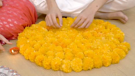 una linda pareja india haciendo rangoli
