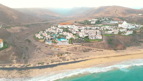 Vista-Aérea-De-Un-Hotel-De-Lujo-A-Lo-Largo-De-La-Costa-Hotel-Princess-Fuerteventura,-Islas-Canarias,-España