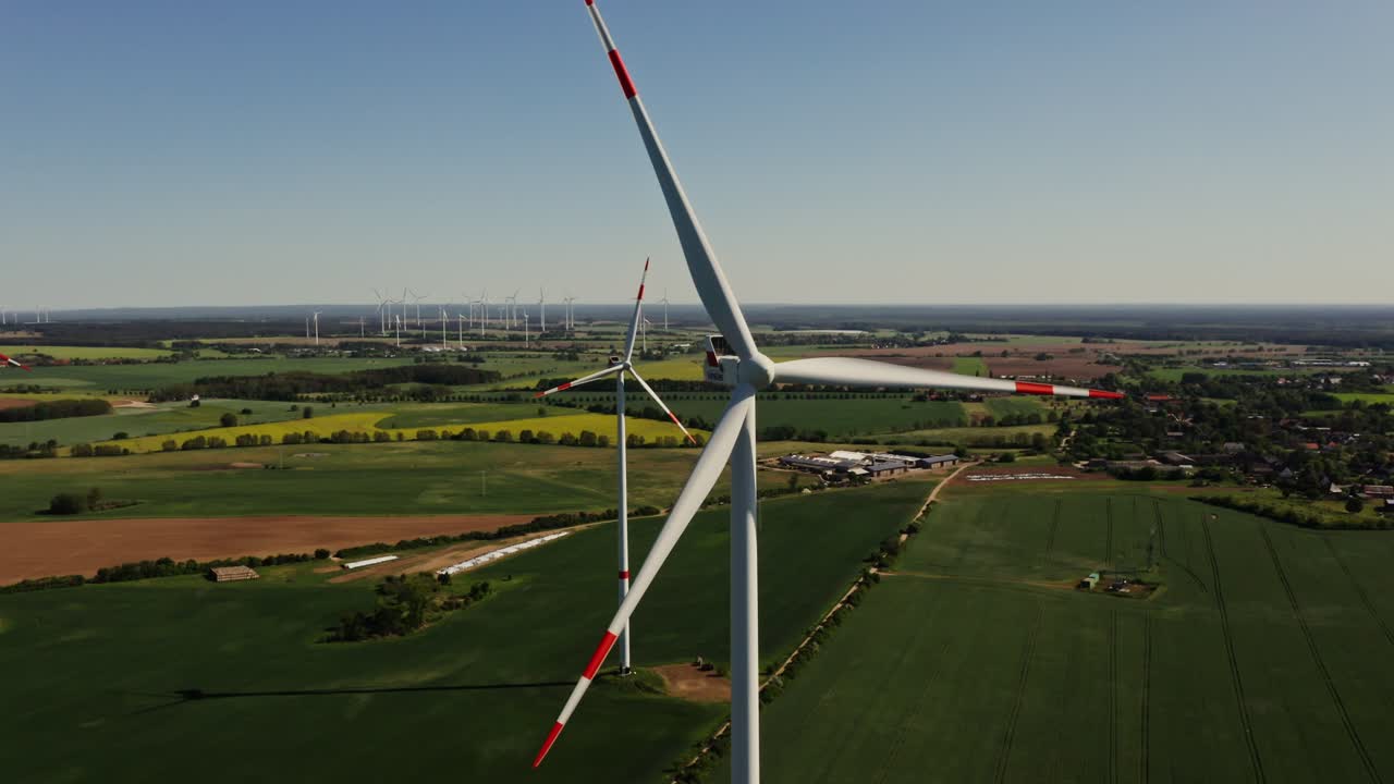 시골 풍경 위의 풍력 발전소