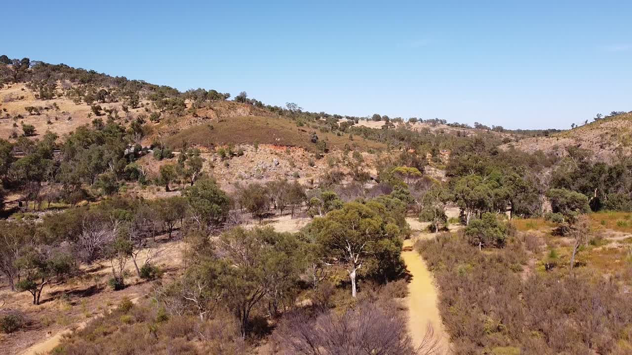 campanas rápidos perth, vista aérea descendente sobre el sendero de senderismo después del verano seco