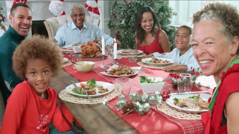 Toma-De-Cámara-Lenta-De-Familia-Disfrutando-De-La-Comida-De-Navidad-En-La-Mesa