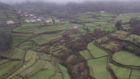 Drone-Vuela-A-Través-De-Nubes-Bajas-Y-Revela-Pequeño-Pueblo-De-Campo-Sobrada,-Antena