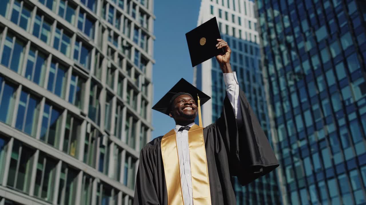 feliz graduado celebrando su graduación