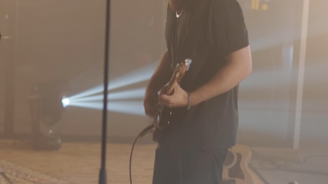 Esibizione dal vivo di una band con Cantante, Bassista, Pianista, Batterista e Chitarrista