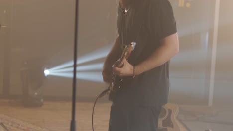 actuación en vivo de la banda con cantante, bajista, pianista, baterista y guitarrista