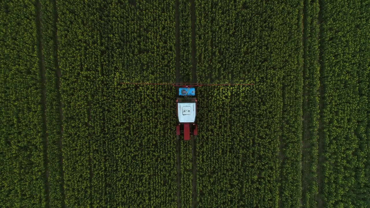 tractor fumigando campos de cultivos con repelente de insectos, encima del tiro de seguimiento