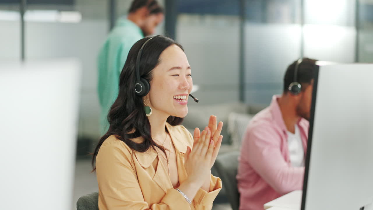 CRM、女性、アジア系のカスタマーサービス、拍手