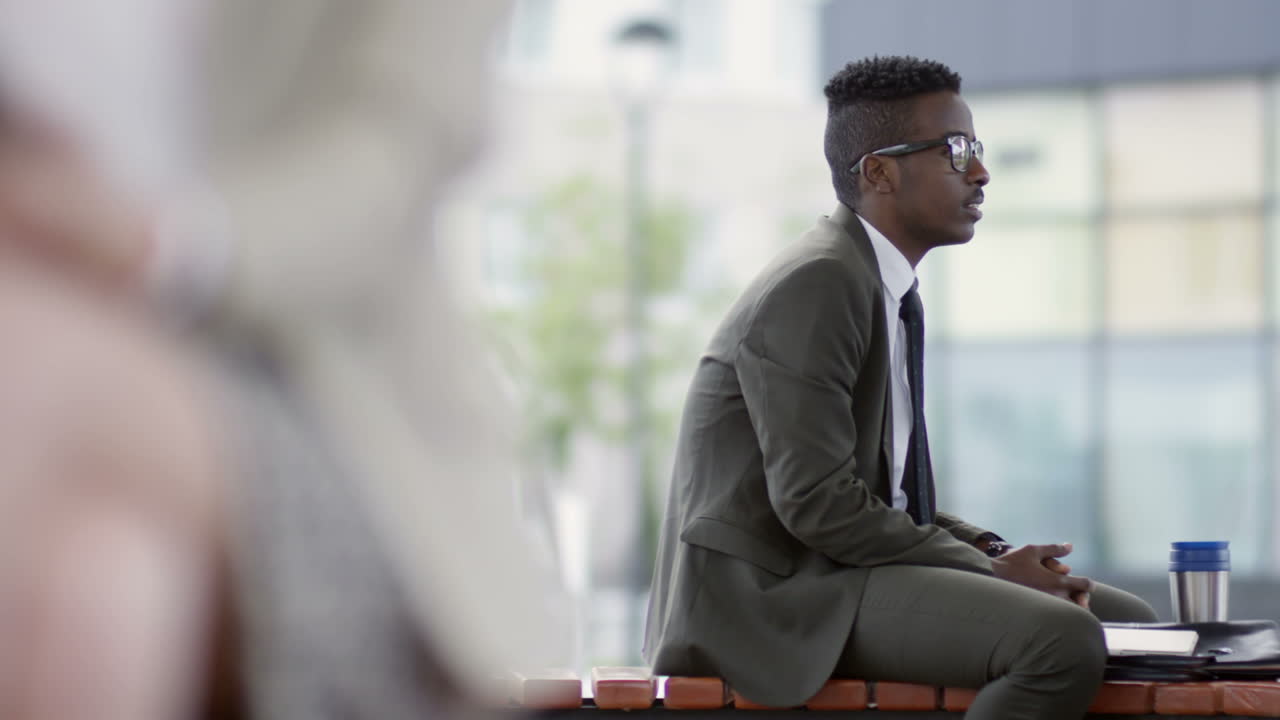 группа пожилых людей, танцующих и выпивающих