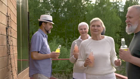 Gruppe-Von-Senioren,-Die-Tanzen-Und-Etwas-Trinken