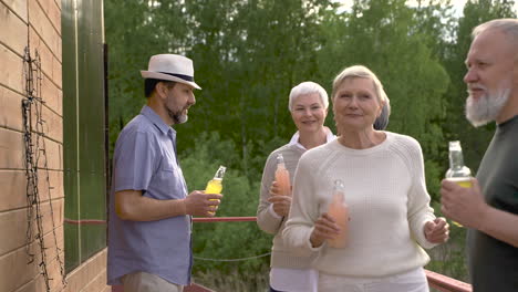 grupo de personas mayores bailando y tomando una copa