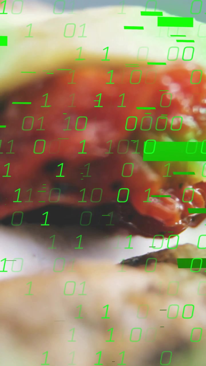 Vídeo vertical: Passagem em zoom de morango e creme sobre biscoito, mascaramento de sobreposição binária para foodtech.