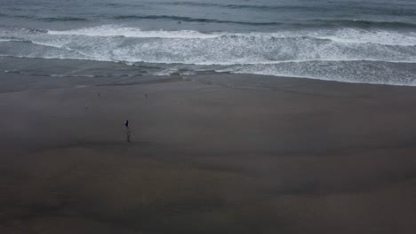 Hombre-Solo-Explorando-La-Playa-Durante-Un-Hermoso-Amanecer-En-California