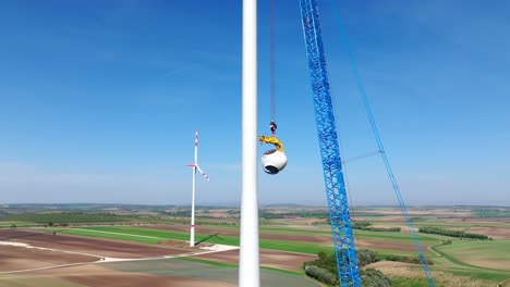 Installation-Einer-Windturbinennabe---Windmühlenbau---Drohnenaufnahme