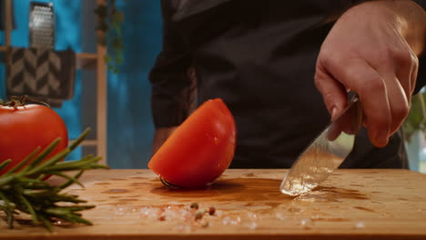 el chef cortando tomates