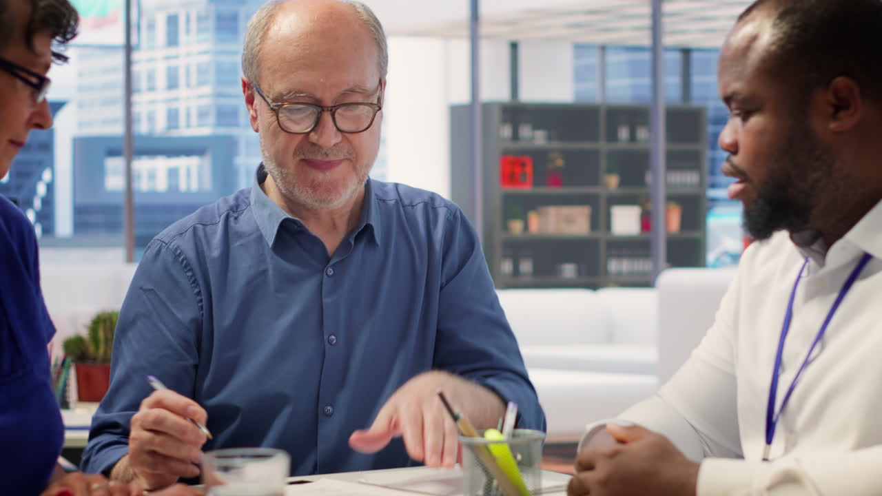 asesor financiero que explica las opciones de jubilación y pensión a una pareja de ancianos