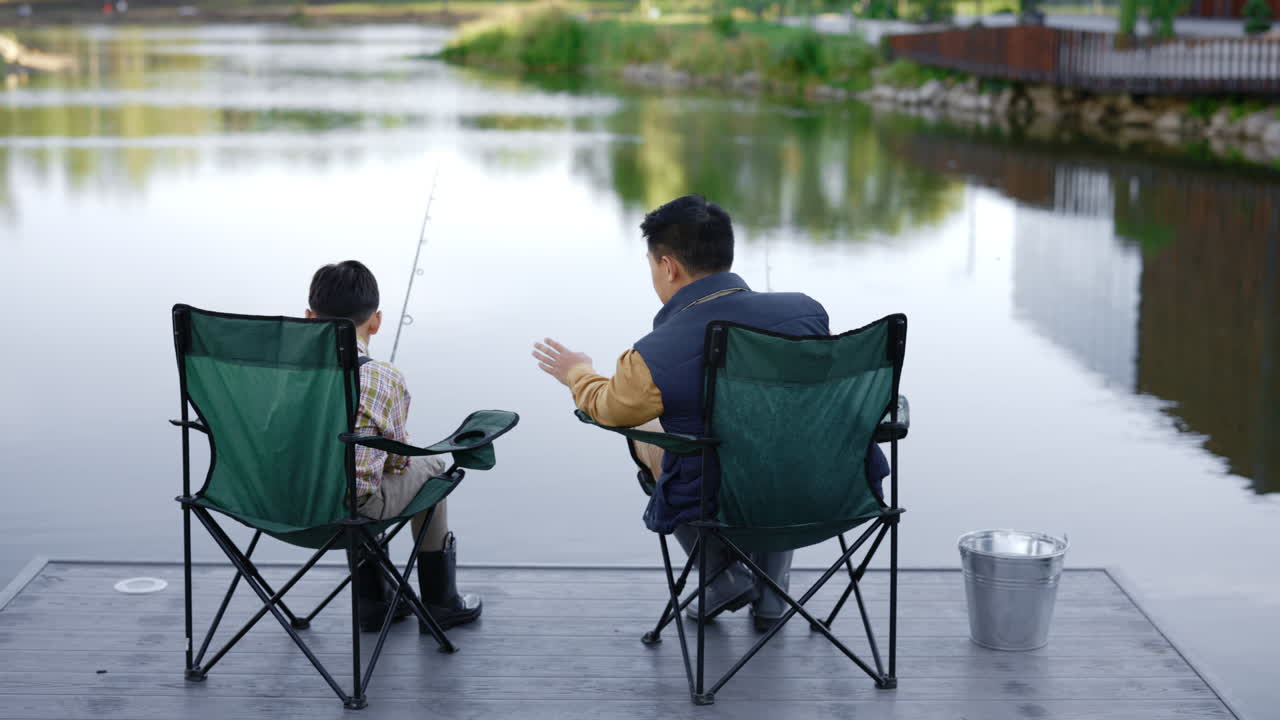 아버지와 아들이  ⁇ 시하고 있습니다.