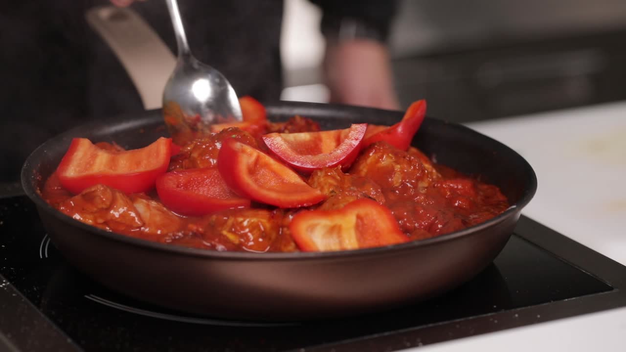 요리사 가 판 에 요리 를 준비 하고 있다