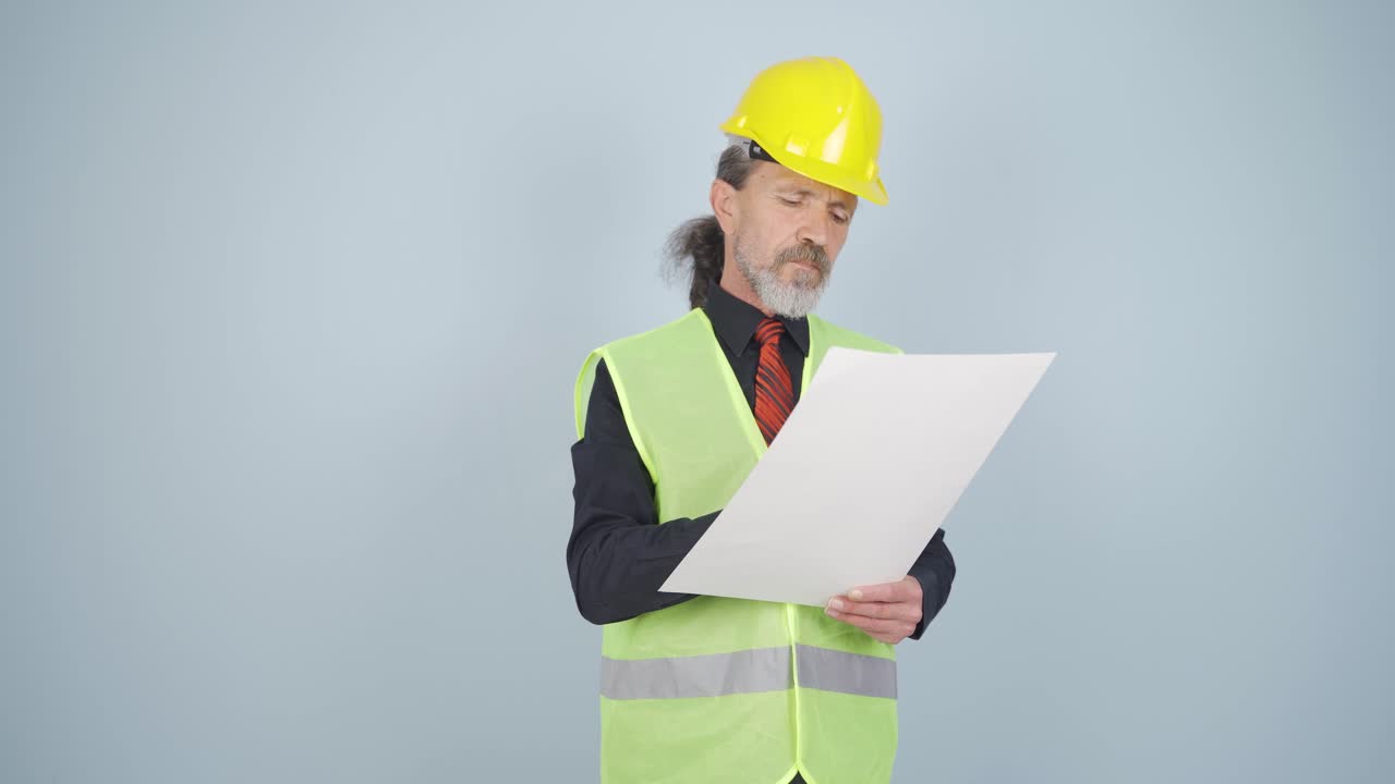 un ingeniero que hace cálculos relacionados con el trabajo.