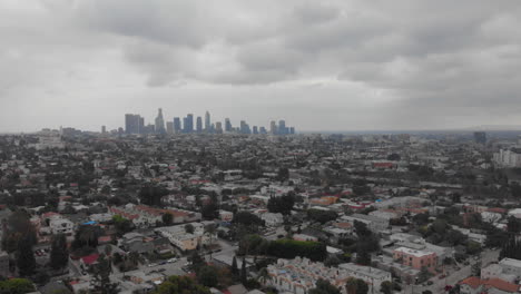 Moviéndose-Hacia-La-Izquierda-Pan-Los-Angeles-Drone-Disparado-En-Un-Día-Nublado-Antena