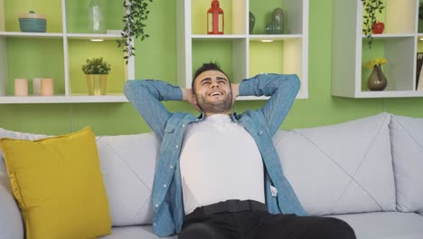 el hombre que envía mensajes de texto por teléfono está feliz y emocionado.