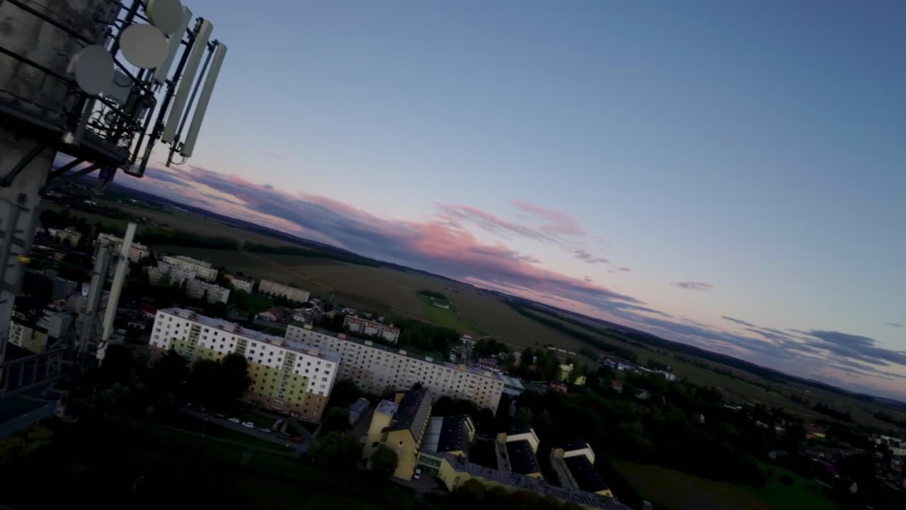 도시의 가정에 신호를 전송하는 고정 위성이 있는 높은 굴뚝