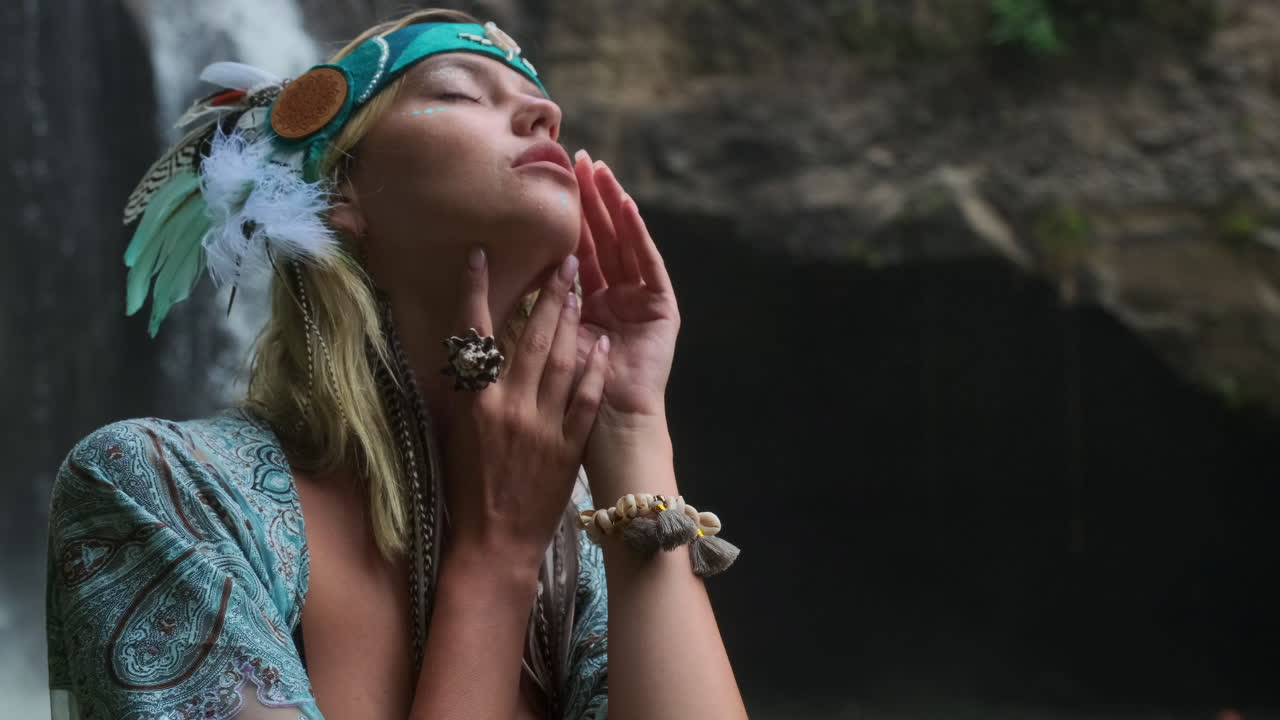 mujer en la naturaleza, momento espiritual por la cascada