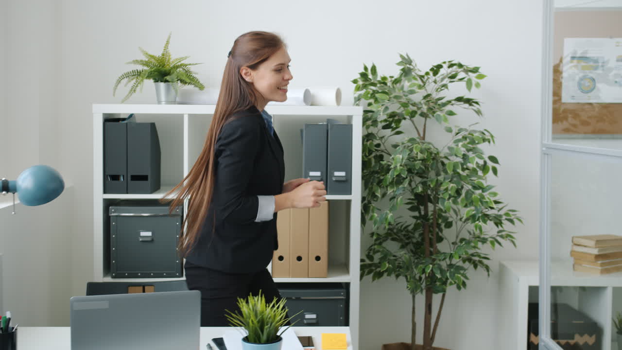 feliz equipo de negocios celebrando el éxito