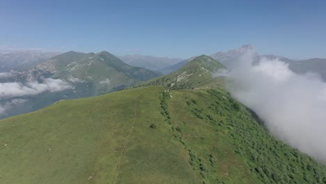 Luftdrohnenaufnahmeort-Berg,-Sonniges-Wetter-Und-Bewegung-Von-Unten-Nach-Oben