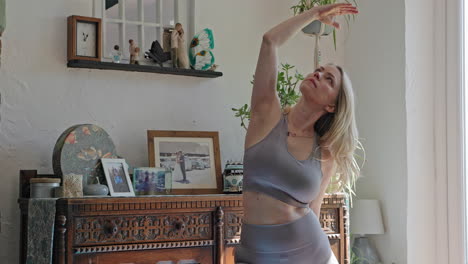 mujer haciendo yoga en casa