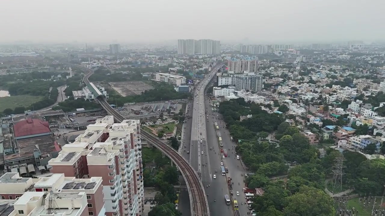 Ripresa panoramica del paesaggio urbano affollato di Chennai con strutture imponenti in timelapse