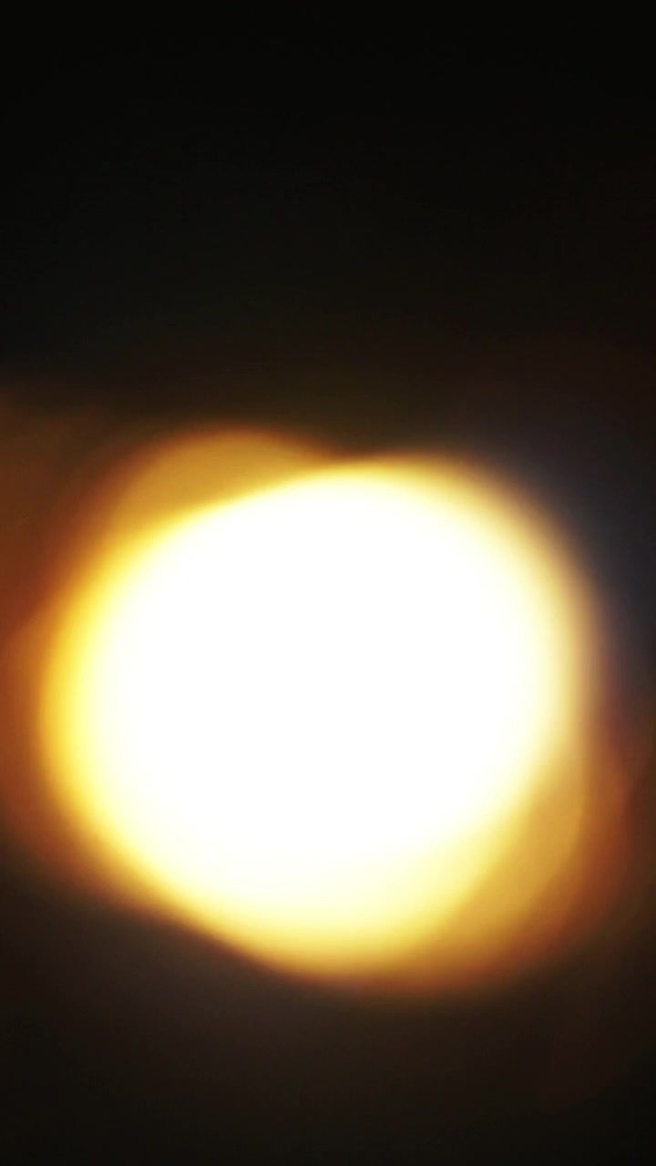 Bagliore di luce astratto ed effetto bokeh su sfondo scuro