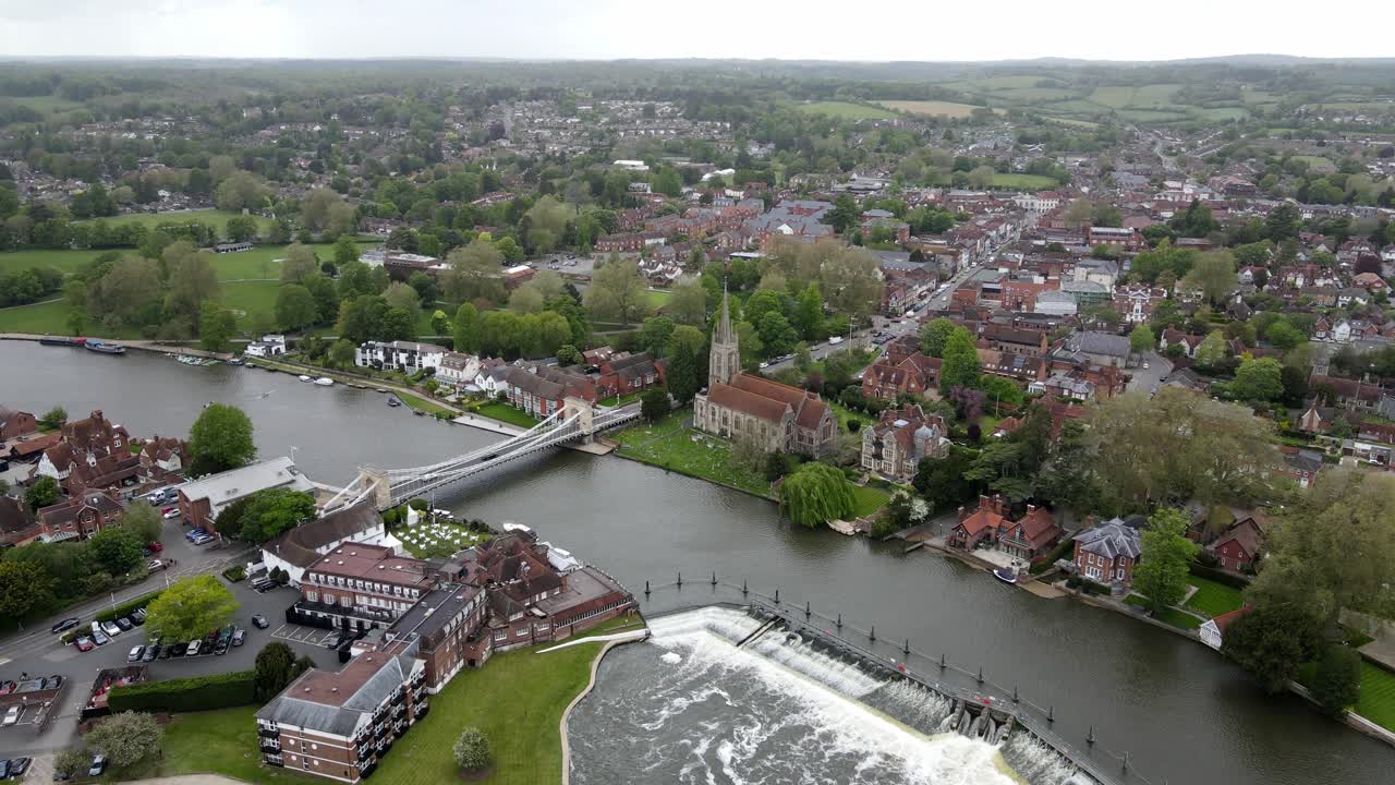 ciudad de marlow buckinghamshire en el río támesis reino unido imágenes aéreas de alto punto de vista 4k